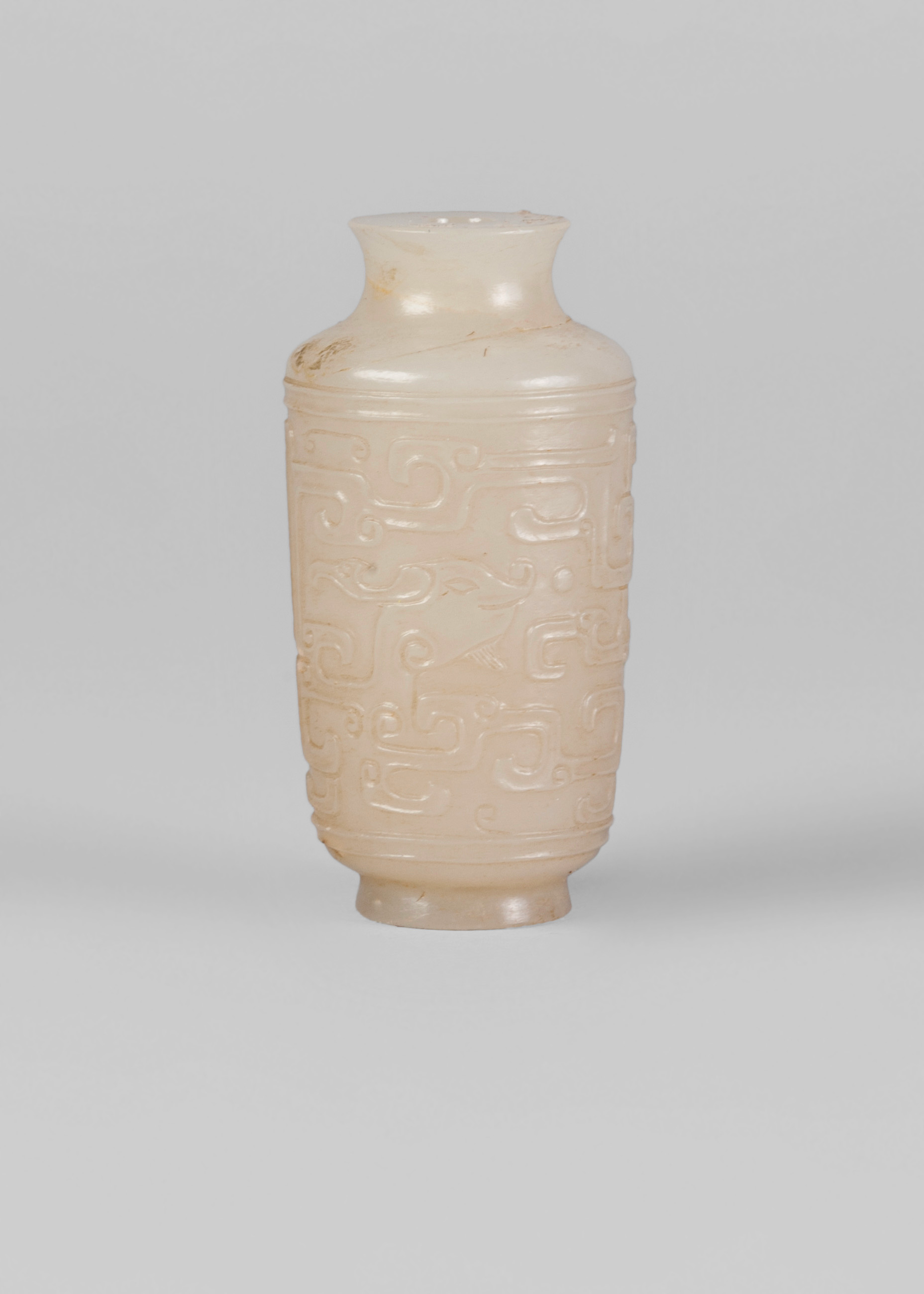 A Chinese pale green jade snuff bottle, 18th/19th century,