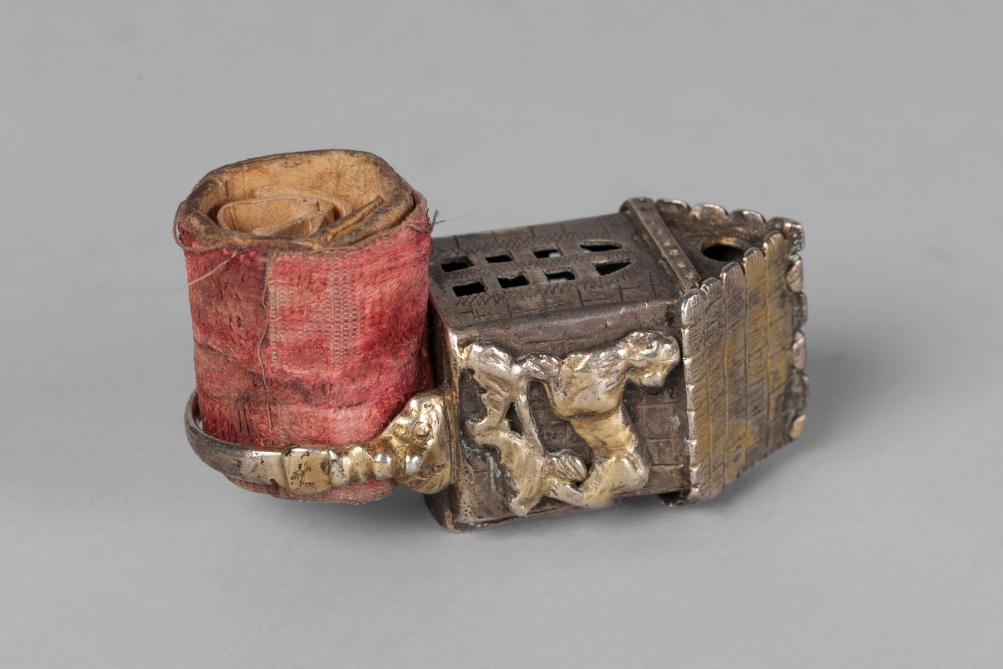 A Jewish silver marriage ring, 18th century, in the form of a temple, with faces to the shank, 6.