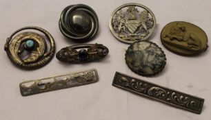 A quantity of Victorian brooches