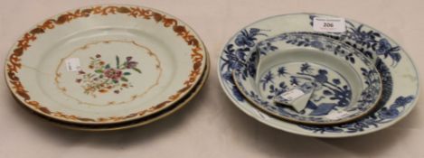 A pair of Chinese Export porcelain plates,