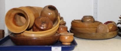 A quantity of treen items