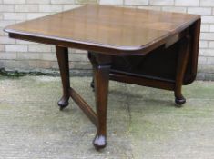 An early 20th century oak drop leaf table