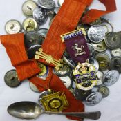 A quantity of military buttons,
