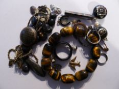 A quantity of vintage jewellery