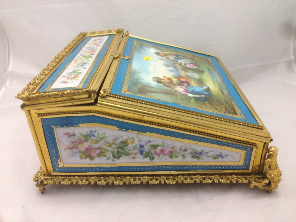 A 19th century ormolu mounted porcelain inset writing slope Inset with Sevres type painted - Bild 3 aus 15