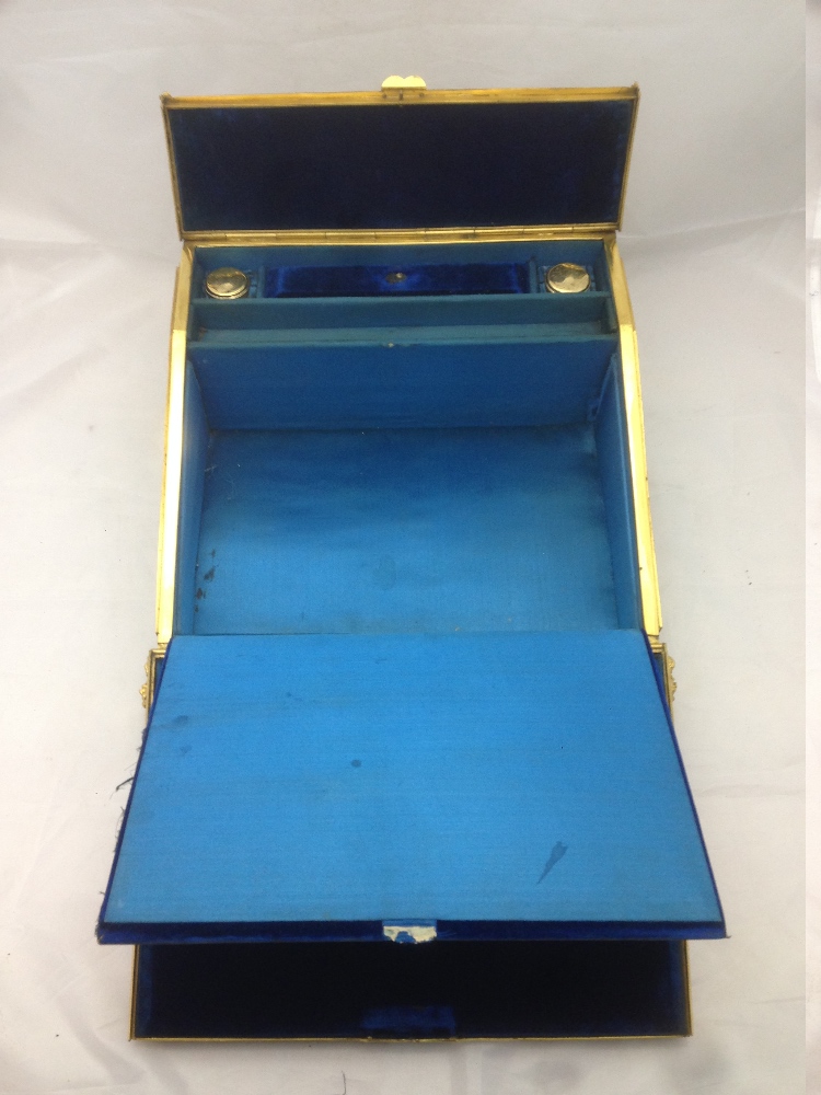 A 19th century ormolu mounted porcelain inset writing slope Inset with Sevres type painted - Bild 8 aus 15