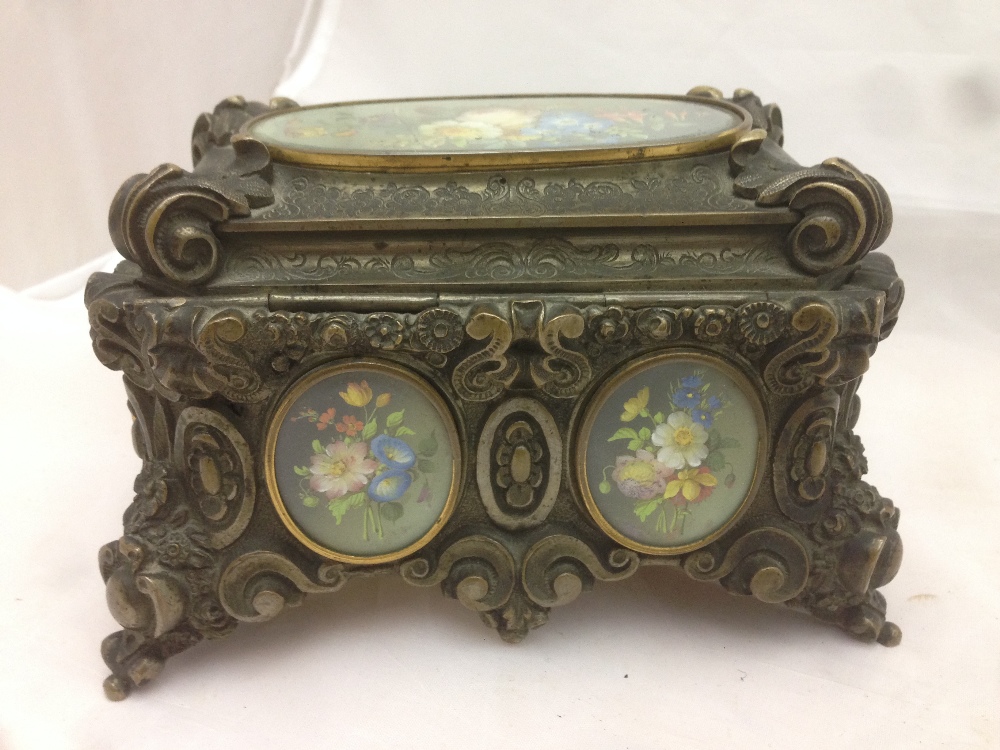 A 19th century painted miniature inset bronze casket The hinged lid inset with a floral miniature, - Bild 4 aus 16