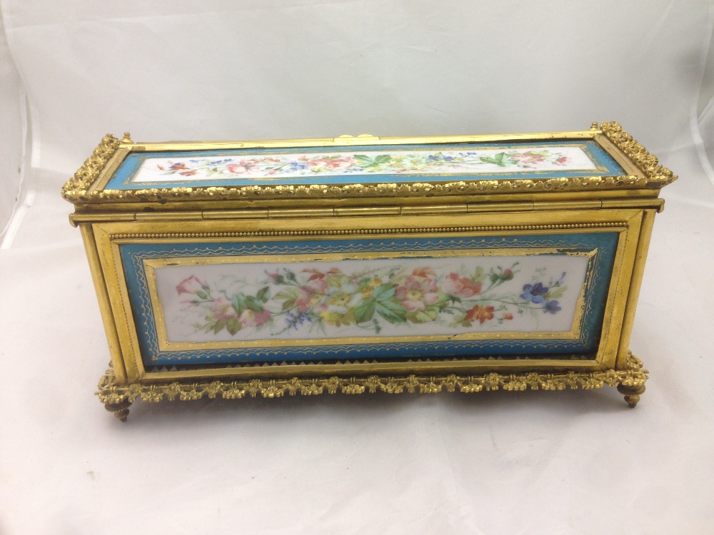 A 19th century ormolu mounted porcelain inset writing slope Inset with Sevres type painted - Bild 4 aus 15