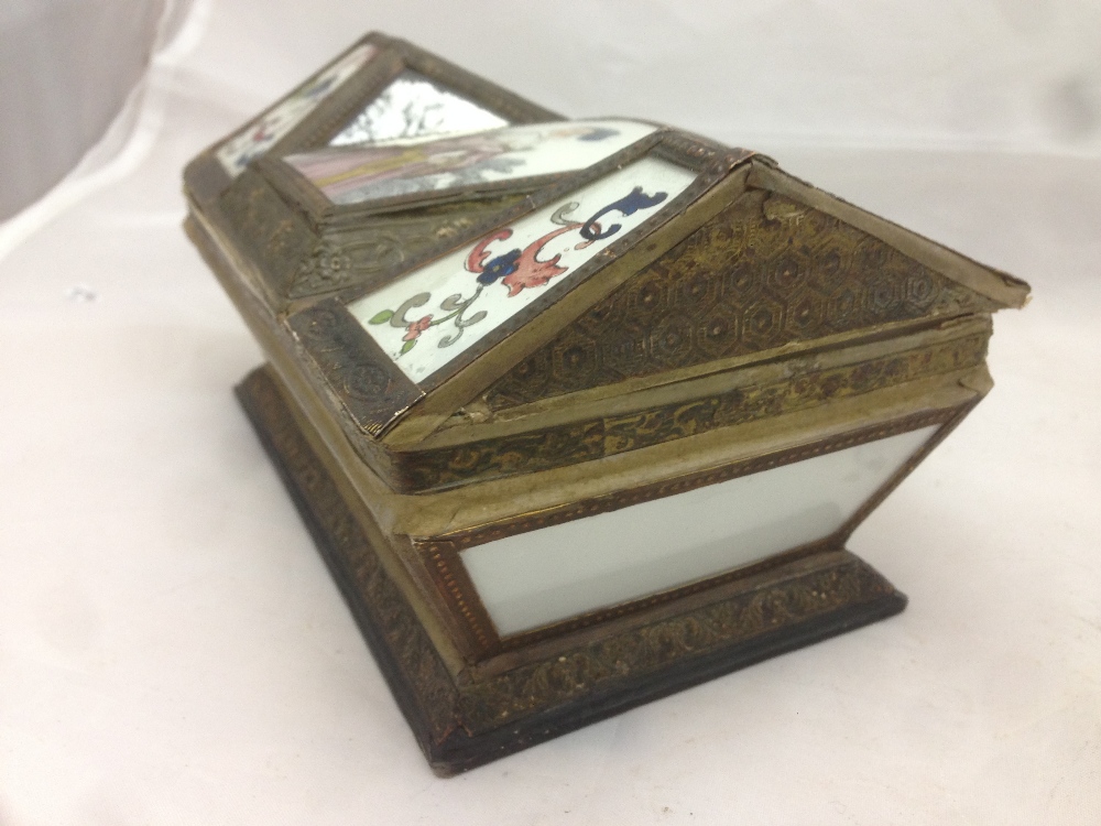 A Regency decalcomania decorated casket The shaped hinged lid with floral and mirror inset panels - Bild 5 aus 13