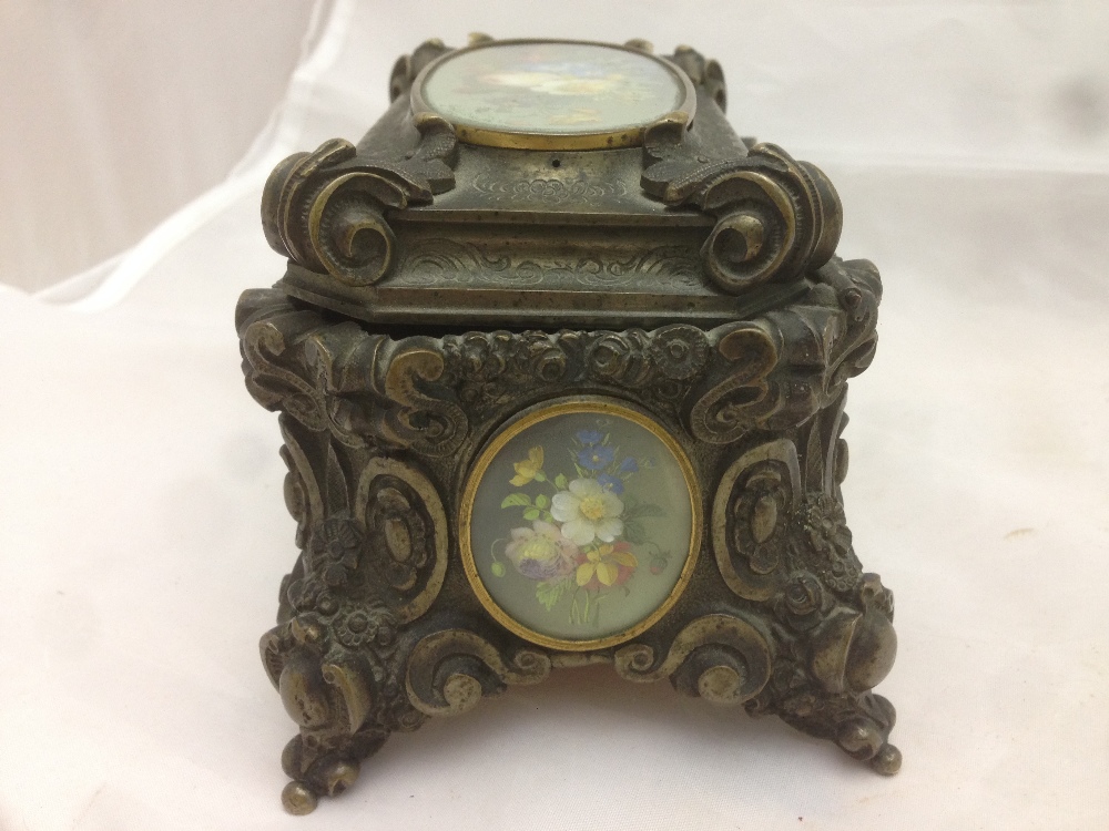 A 19th century painted miniature inset bronze casket The hinged lid inset with a floral miniature, - Bild 5 aus 16