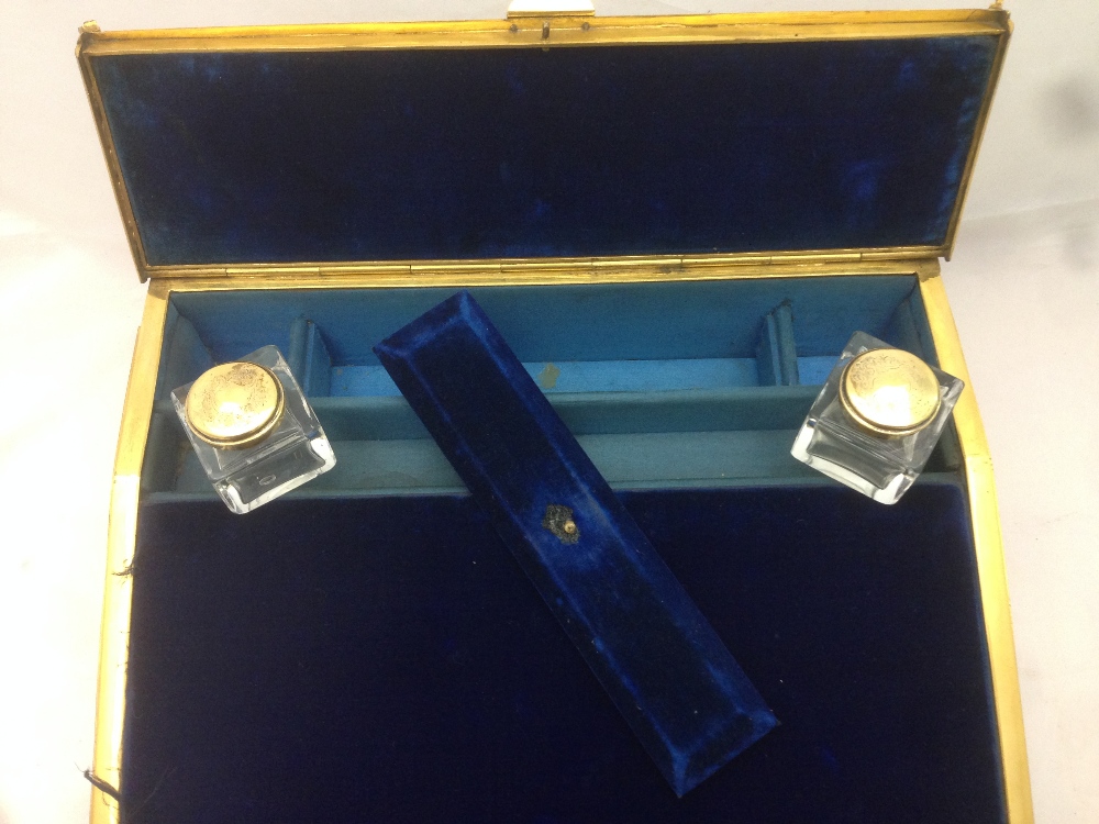 A 19th century ormolu mounted porcelain inset writing slope Inset with Sevres type painted - Bild 9 aus 15