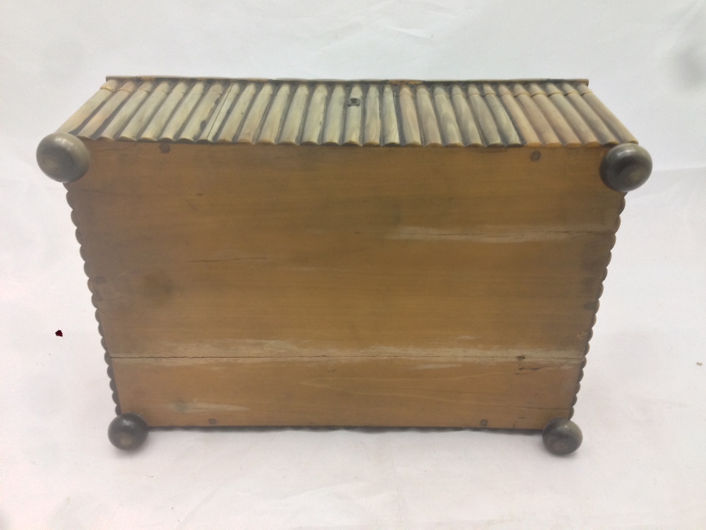 A 19th century Anglo-Indian horn veneered needlework box The hinged domed lid with a squat knop - Bild 8 aus 9