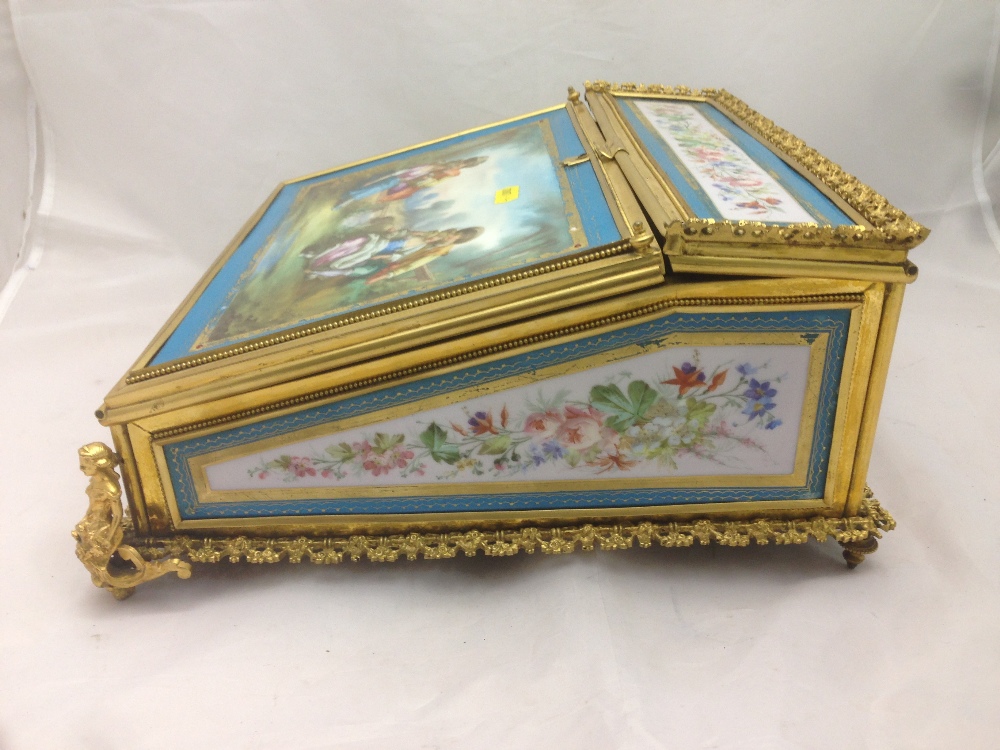 A 19th century ormolu mounted porcelain inset writing slope Inset with Sevres type painted - Bild 5 aus 15