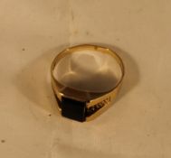 A 9 ct gold onyx set ring