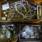 A quantity of costume jewellery