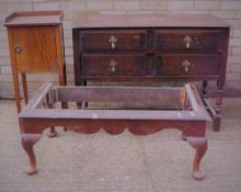 An oak dressing table base,