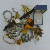 A quantity of costume jewellery,