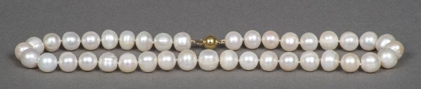 A pearl necklace Set with a 14 K gold clasp. 44 cm long.