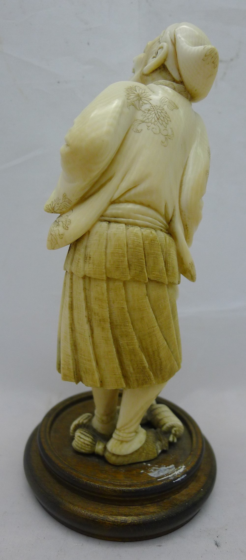 A 19th century Japanese ivory okimono Formed as a male figure holding a stick and a fan with a - Image 4 of 7