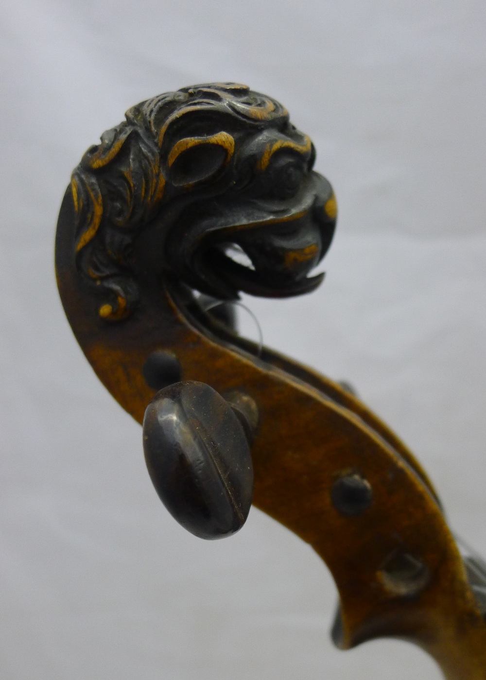 A 19th century violin With single piece back and lion carved stock; together with a bow, - Bild 6 aus 13