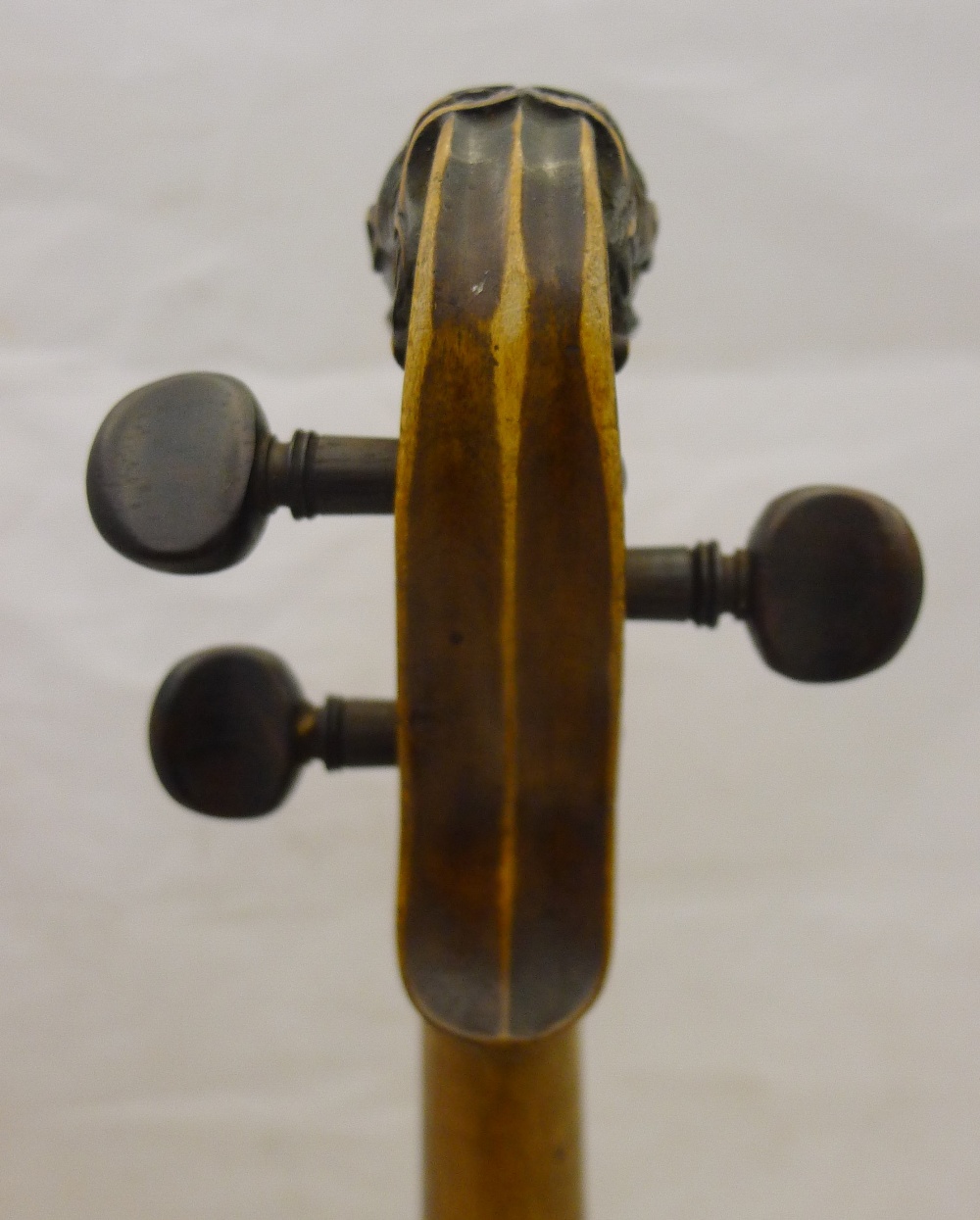 A 19th century violin With single piece back and lion carved stock; together with a bow, - Bild 9 aus 13