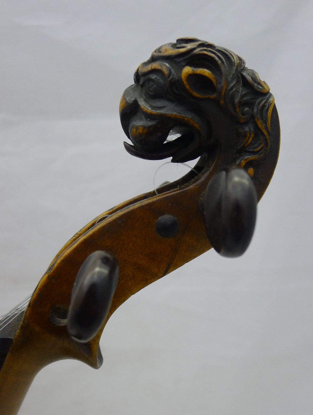 A 19th century violin With single piece back and lion carved stock; together with a bow, - Bild 11 aus 13