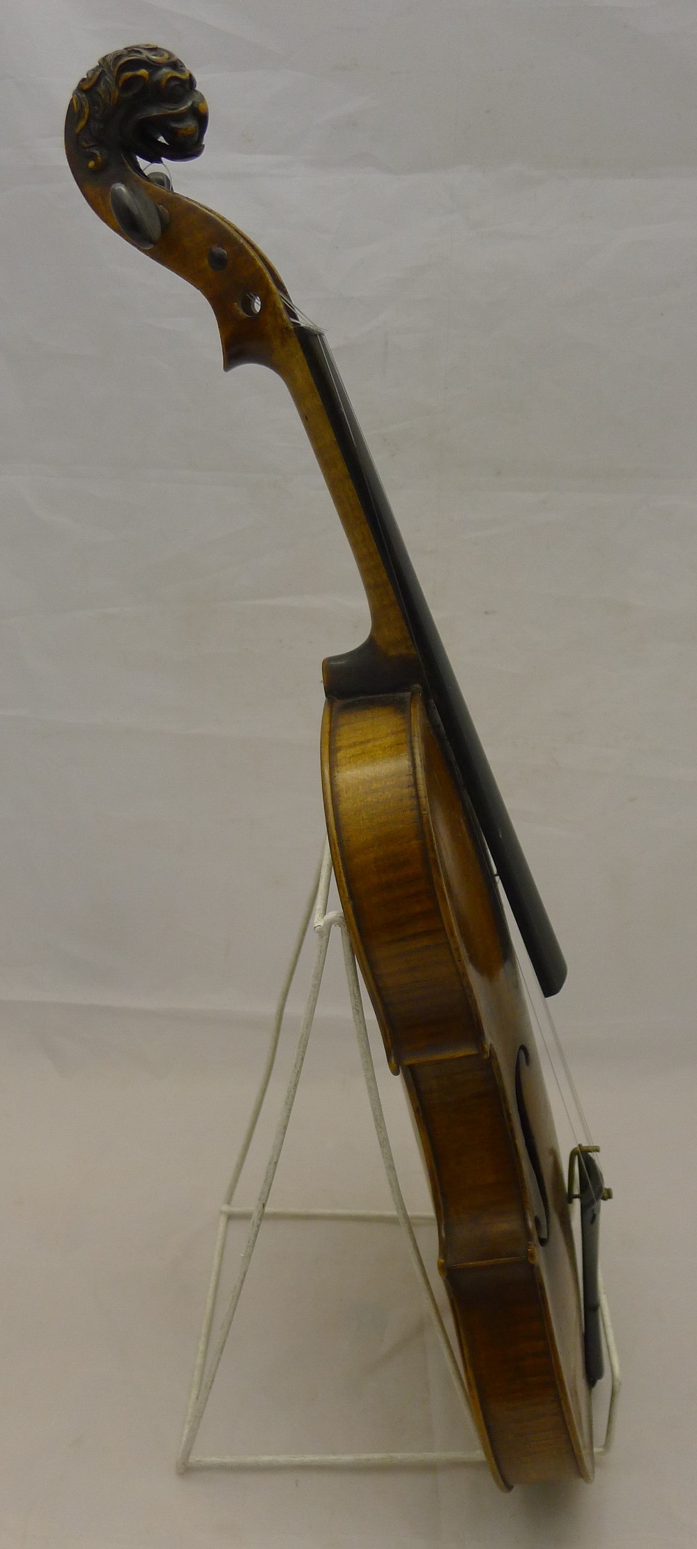 A 19th century violin With single piece back and lion carved stock; together with a bow, - Bild 5 aus 13