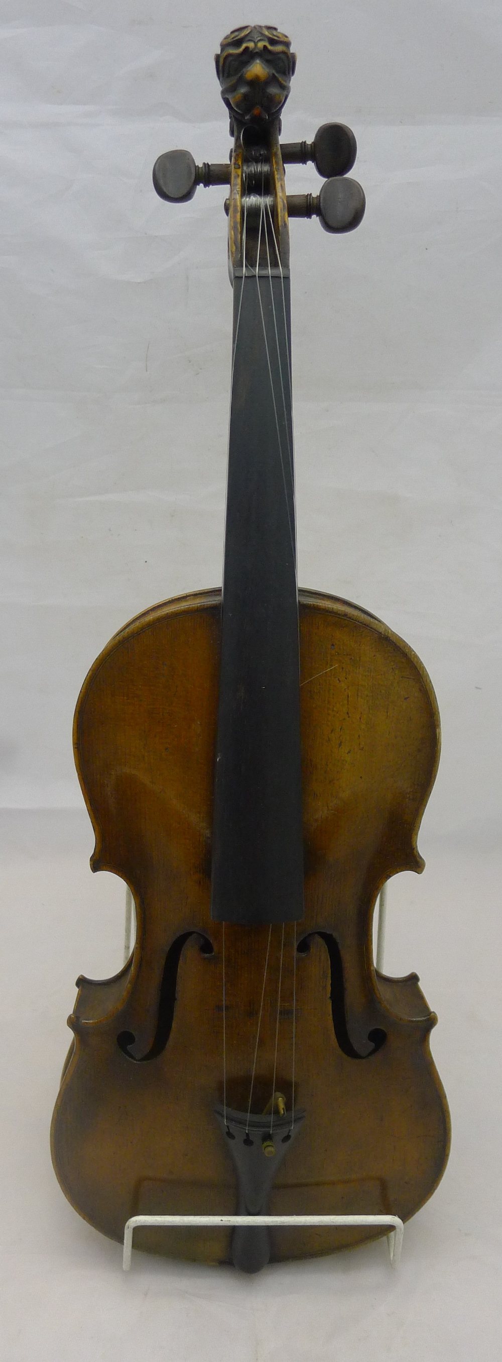 A 19th century violin With single piece back and lion carved stock; together with a bow, - Bild 2 aus 13