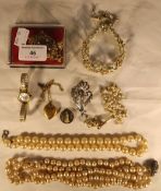 A quantity of costume jewellery,