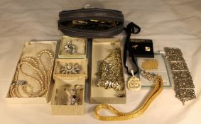 A quantity of costume jewellery