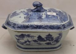 A Chinese export blue and white tureen