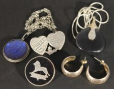 A quantity of silver jewellery