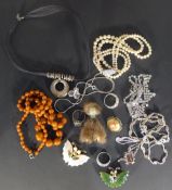 A quantity of jewellery,