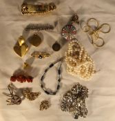 A quantity of miscellaneous jewellery