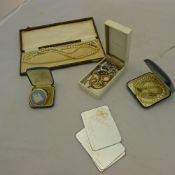 A small quantity of miscellaneous jewellery