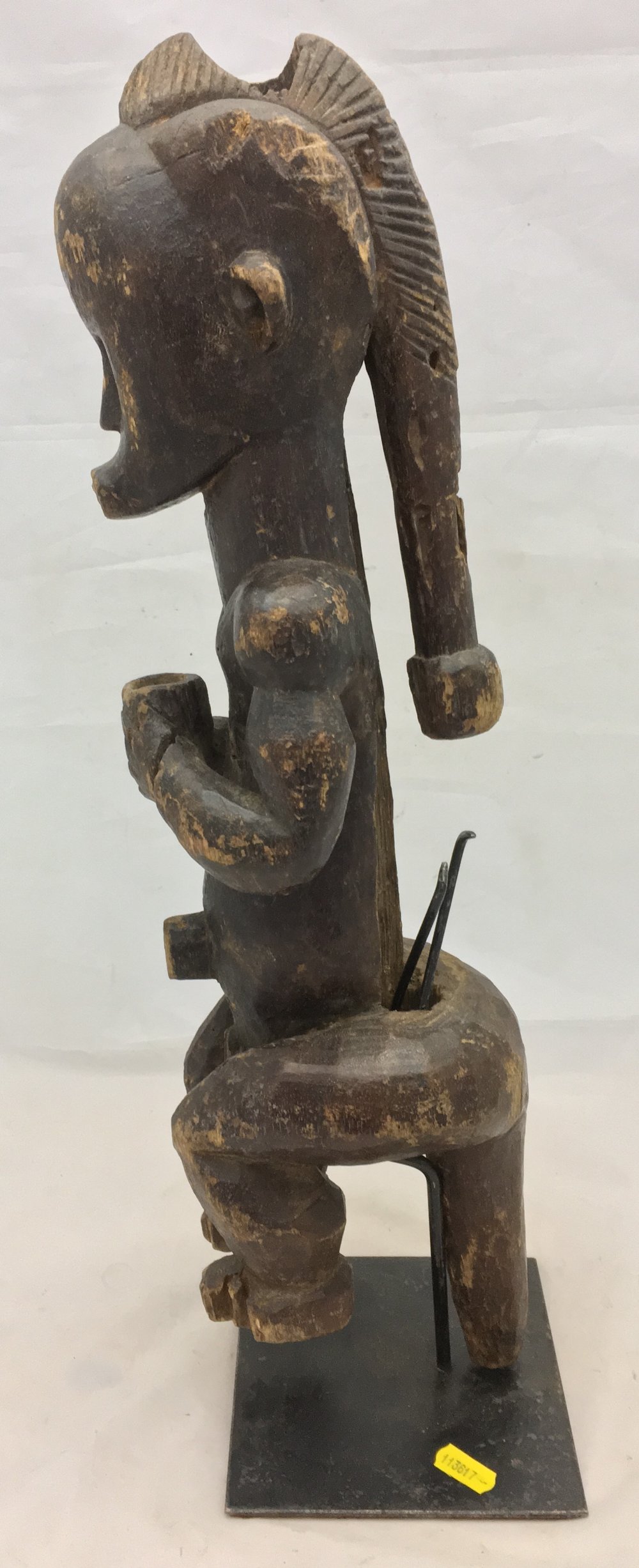 An African tribal figure Formed as a seated male holding a cup, mounted on a later display stand. - Bild 3 aus 9