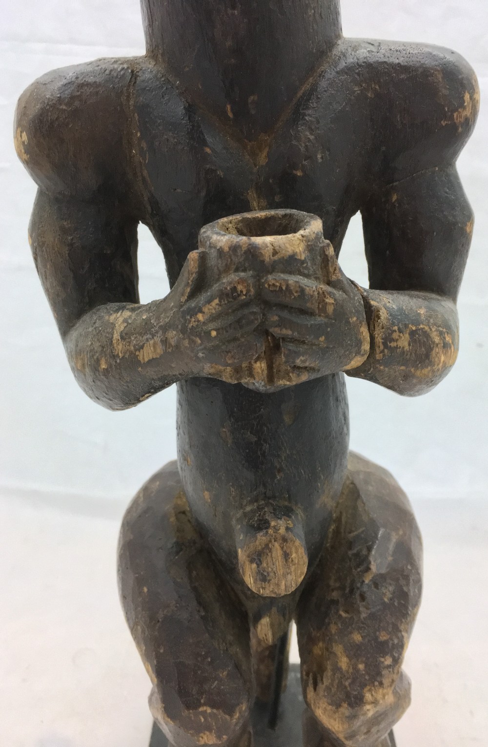 An African tribal figure Formed as a seated male holding a cup, mounted on a later display stand. - Bild 8 aus 9
