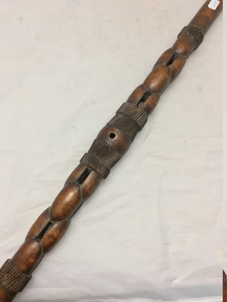 A late 19th/early 20th century African carved wooden tribal paddle, - Bild 9 aus 9