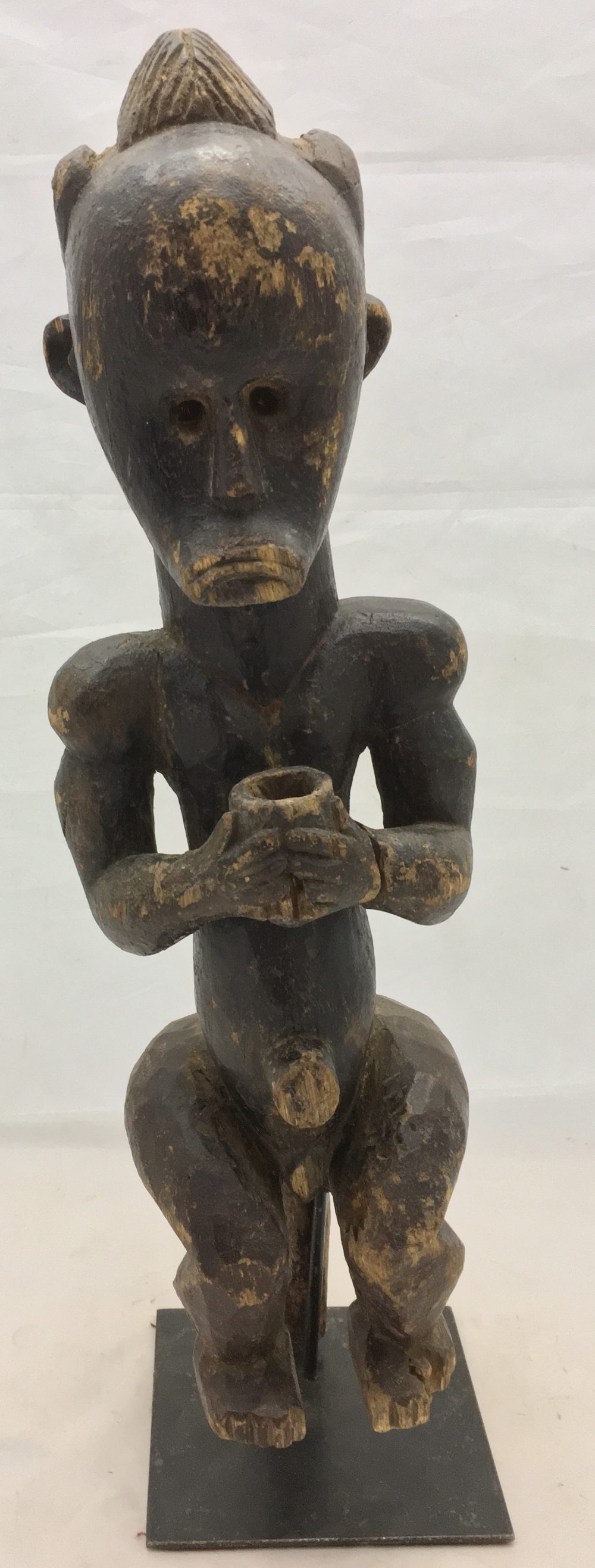 An African tribal figure Formed as a seated male holding a cup, mounted on a later display stand. - Bild 2 aus 9