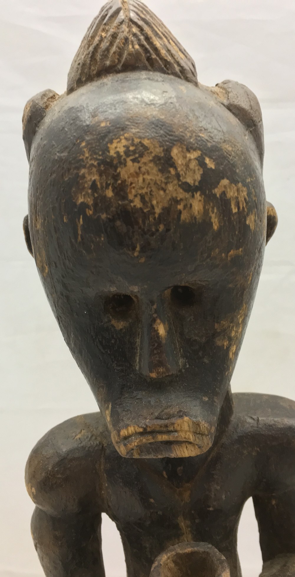 An African tribal figure Formed as a seated male holding a cup, mounted on a later display stand. - Bild 7 aus 9