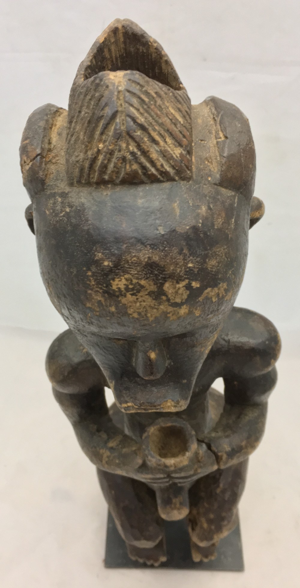 An African tribal figure Formed as a seated male holding a cup, mounted on a later display stand. - Bild 6 aus 9