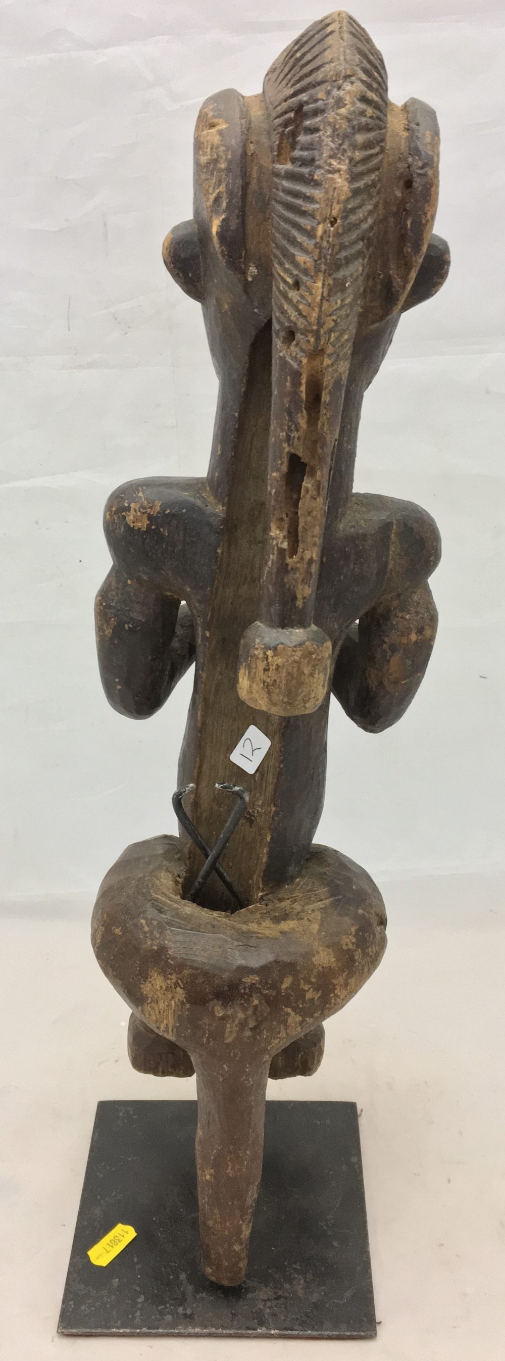 An African tribal figure Formed as a seated male holding a cup, mounted on a later display stand. - Bild 4 aus 9