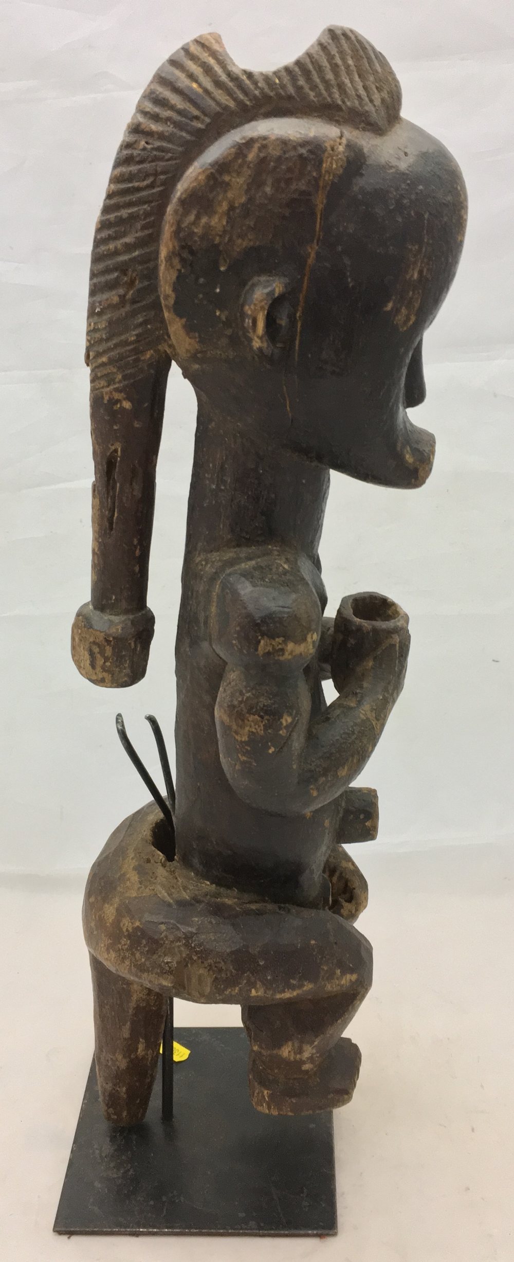 An African tribal figure Formed as a seated male holding a cup, mounted on a later display stand. - Bild 5 aus 9