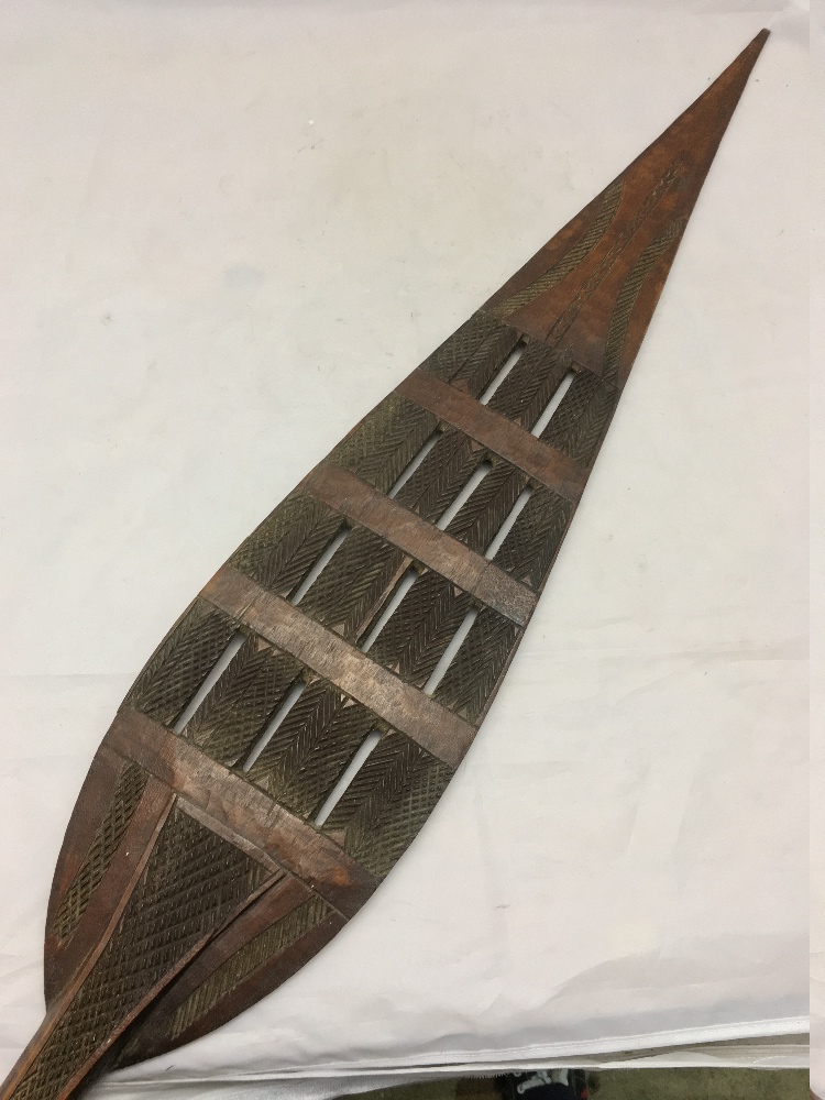 A late 19th/early 20th century African carved wooden tribal paddle, - Bild 2 aus 9