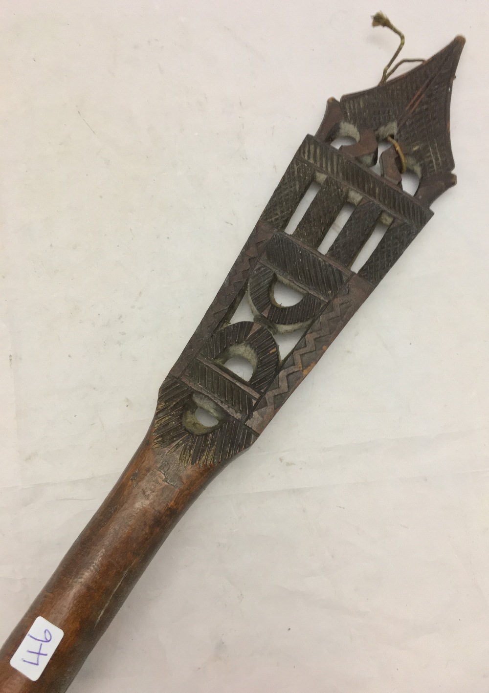 A late 19th/early 20th century African carved wooden tribal paddle, - Bild 6 aus 9