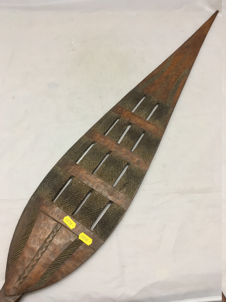 A late 19th/early 20th century African carved wooden tribal paddle, - Bild 3 aus 9