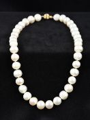 A pearl necklace Set with a 14K gold clasp. Approximately 43.5 cm long.