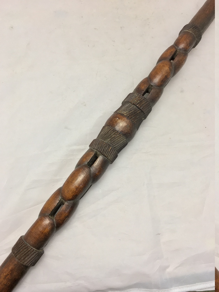 A late 19th/early 20th century African carved wooden tribal paddle, - Bild 8 aus 9