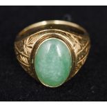 An 18K gold and jade ring