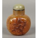 A Chinese carved agate snuff bottle and